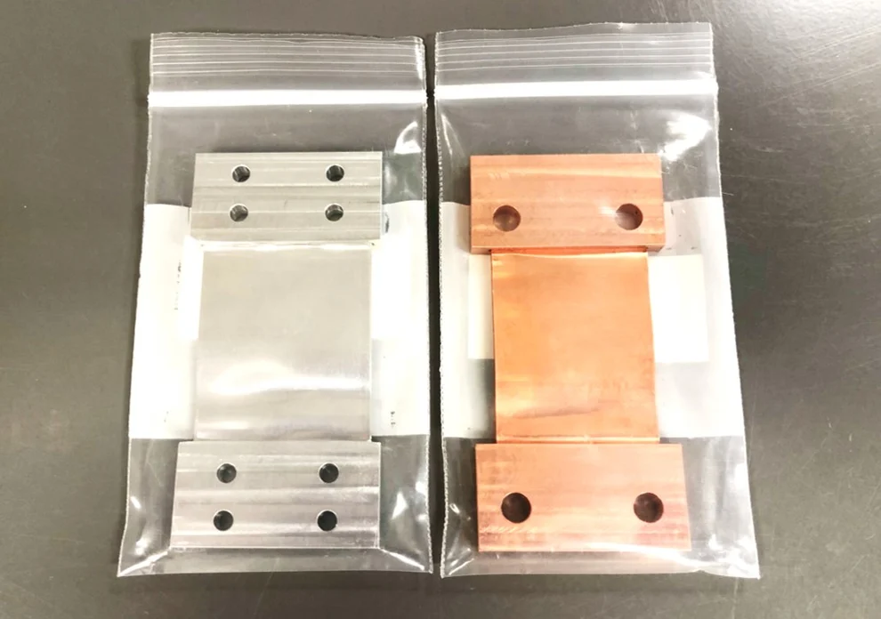 兩個不同材料的零件包裝。